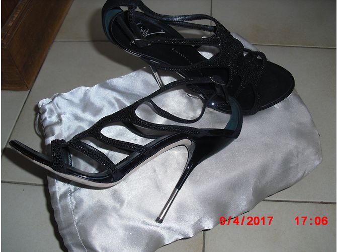 Sandali Giuseppe Zanotti in scamosciato nero con strass - vista 11