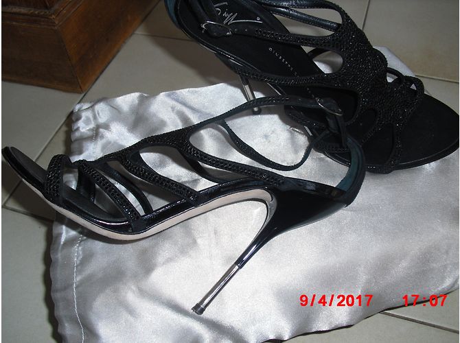 Sandali Giuseppe Zanotti in scamosciato nero con strass - vista 12