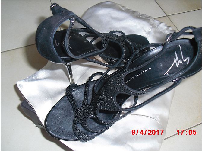 Sandali Giuseppe Zanotti in scamosciato nero con strass - vista 13