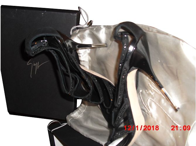 Sandali Giuseppe Zanotti in scamosciato nero con strass - vista 2
