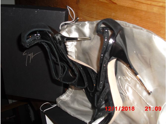 Sandali Giuseppe Zanotti in scamosciato nero con strass - vista 5