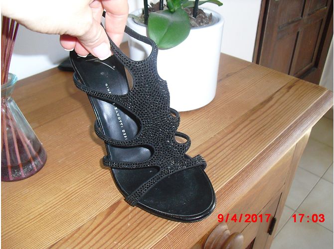 Sandali Giuseppe Zanotti in scamosciato nero con strass - vista 7
