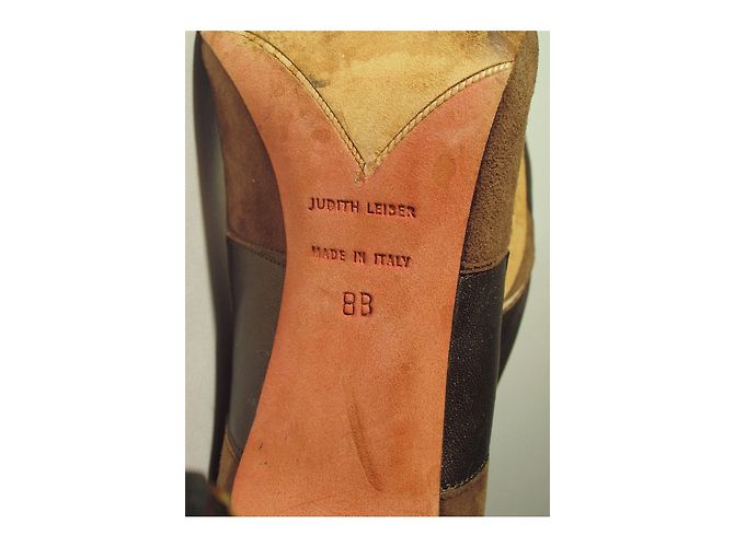 Décolleté Judith Leiber in pelle marrone - vista 7