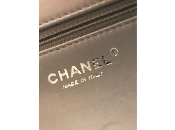 100 % Patchwork di Chanel No. 5 Borsa a tracolla Comic Shearling in grigio - vista 16