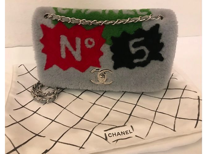 100 % Patchwork di Chanel No. 5 Borsa a tracolla Comic Shearling in grigio - vista 19