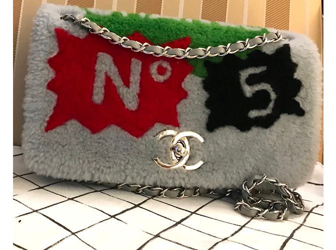 100 % Patchwork di Chanel No. 5 Borsa a tracolla Comic Shearling in grigio - vista 7