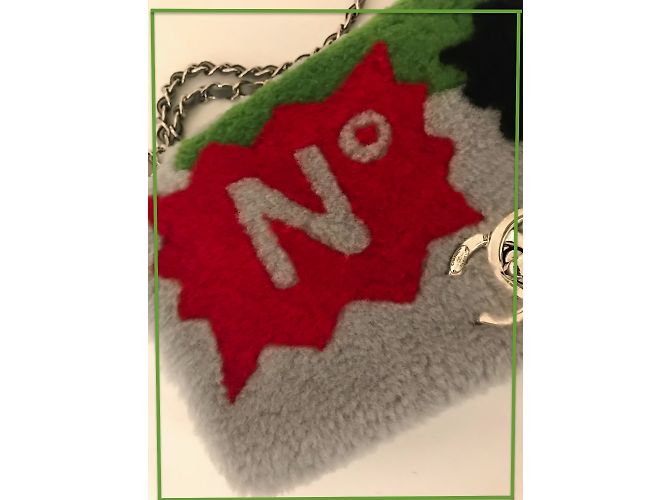 100 % Patchwork di Chanel No. 5 Borsa a tracolla Comic Shearling in grigio - vista 8