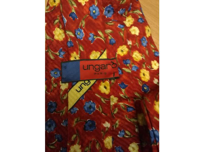 Cravatta in seta rossa Emanuel Ungaro con fiori blu e gialli Multicolore - vista 3
