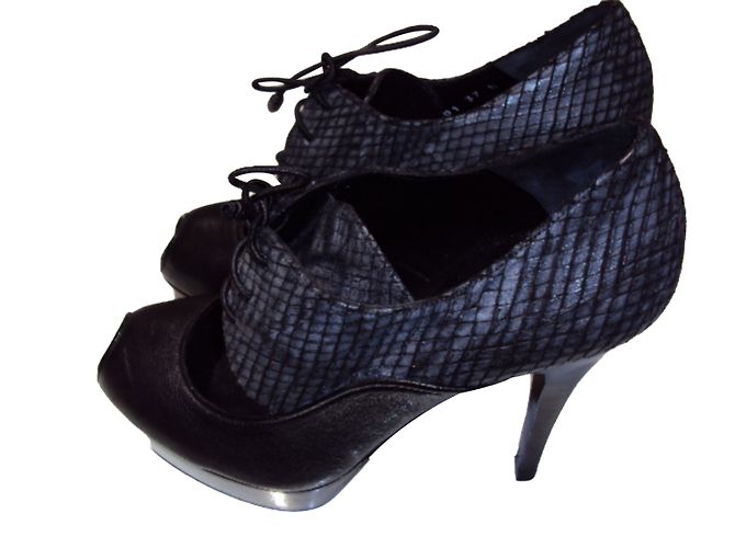 Décolleté Stuart Weitzman in pelle nera con stampa serpente Nero - vista 2