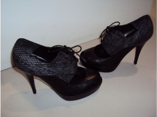 Décolleté Stuart Weitzman in pelle nera con stampa serpente Nero - vista 3