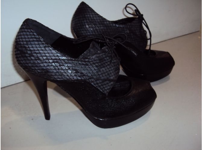 Décolleté Stuart Weitzman in pelle nera con stampa serpente Nero - vista 5