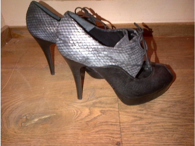 Décolleté Stuart Weitzman in pelle nera con stampa serpente Nero - vista 6