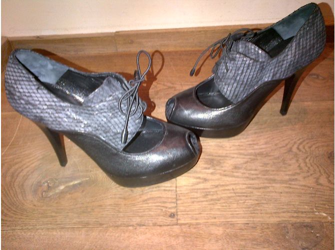 Décolleté Stuart Weitzman in pelle nera con stampa serpente Nero - vista 8