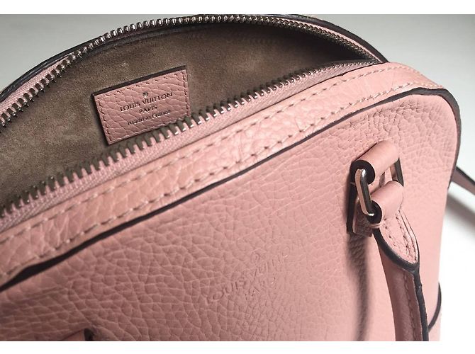 Louis Vuitton Alma BB Bolso de piel Taurillon rosa - vista 4