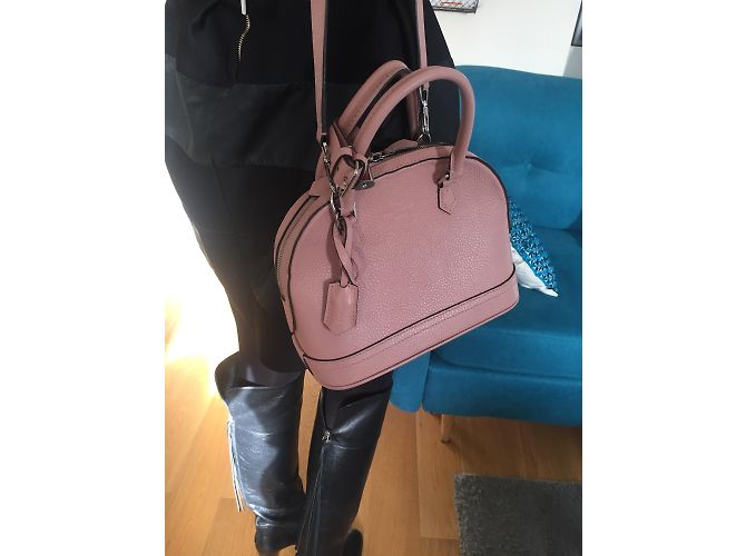 Louis Vuitton Alma BB Bolso de piel Taurillon rosa - vista 5