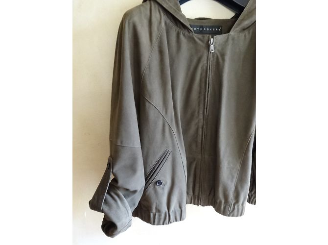 Chaqueta Ventcouvert de ante caqui con capucha - vista 4