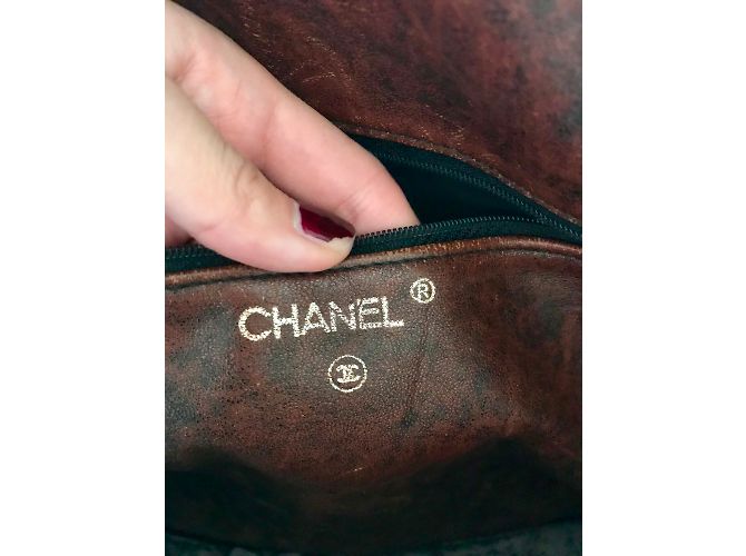 Bolsa Chanel em couro preto acolchoado - vista 2