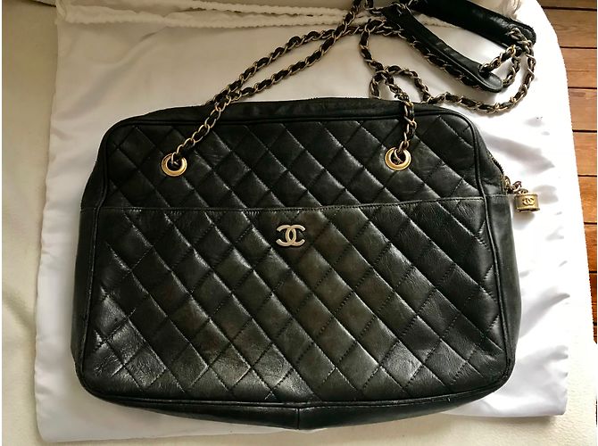 Bolsa Chanel em couro preto acolchoado - vista 3