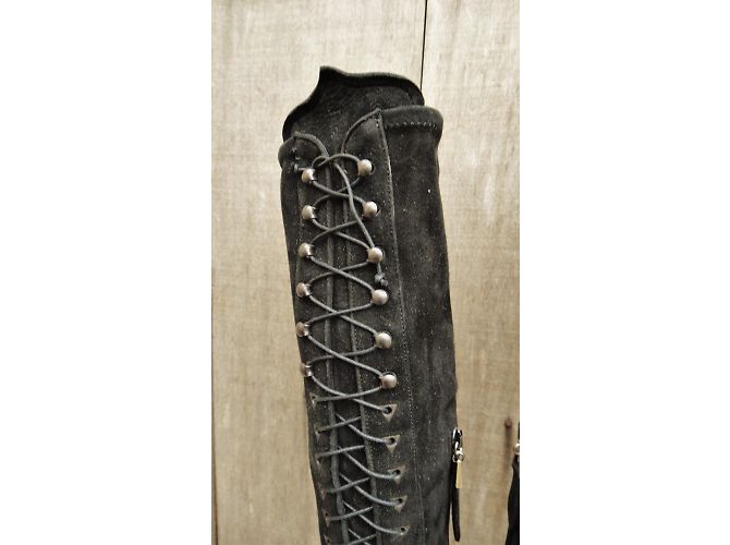 Alaïa Stiefel aus schwarzem Wildleder Größe 36 - Ansicht 6