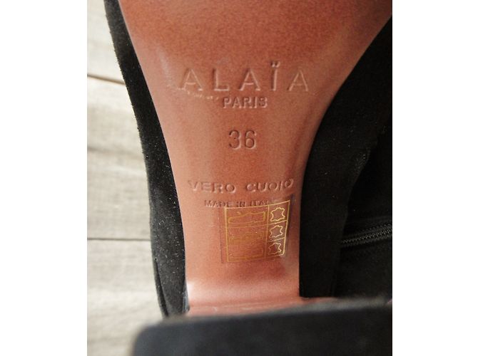 Alaïa Stiefel aus schwarzem Wildleder Größe 36 - Ansicht 9