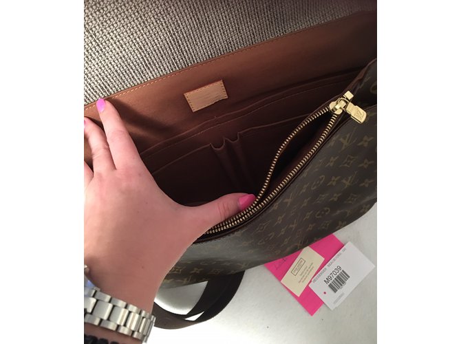 Louis Vuitton Messaggero Beaubourg Monogram Marrone - vista 3