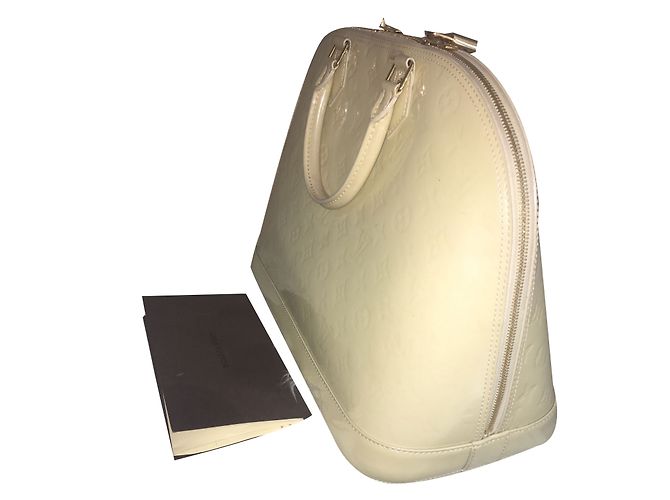 Louis Vuitton Alma GM Borsa in vernice bianco corallo - vista 2