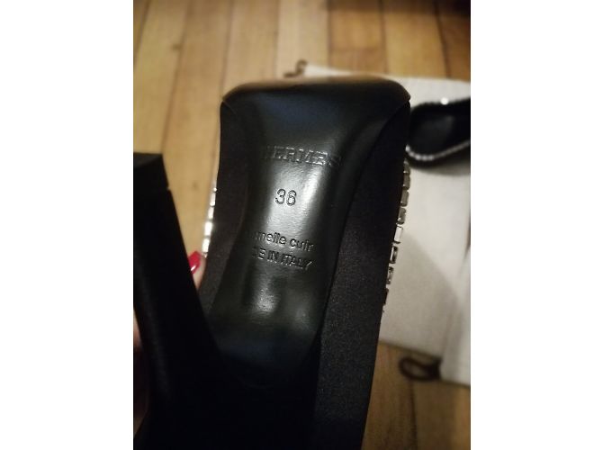 Décolleté Hermès in raso nero con strass misura 36 - vista 3