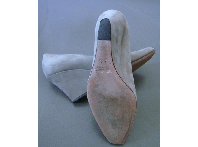 Décolleté con zeppa Santoni in camoscio beige - vista 3