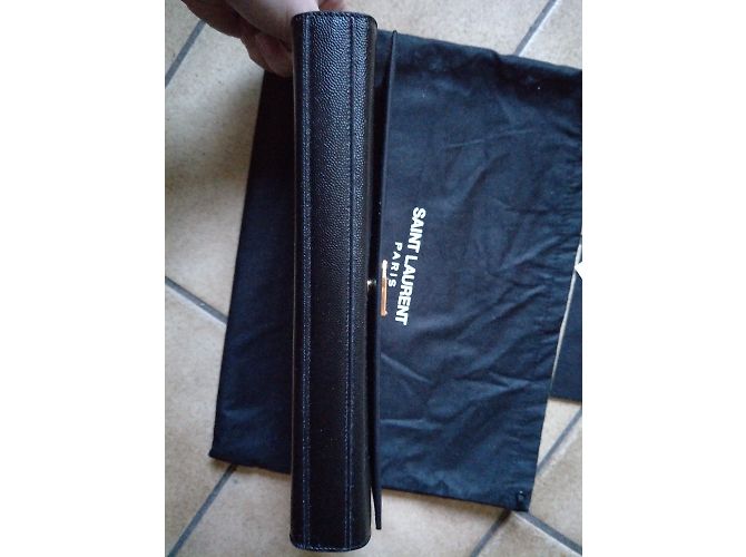 Pochette Yves Saint Laurent Monogram Classic in pelle nera Nero D'oro - vista 2