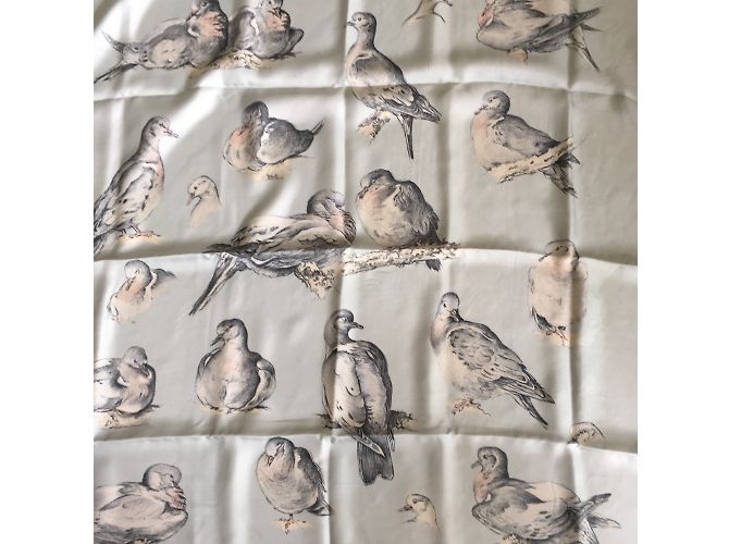 Hermès Sciarpa di seta les touterelles Xavier de Poret Beige - vista 3