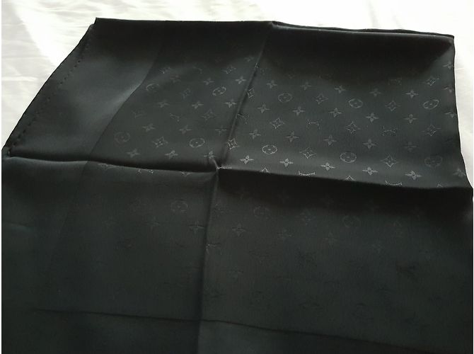 Louis Vuitton Schwarzer Seiden-Monaco Square-Schal - Ansicht 11