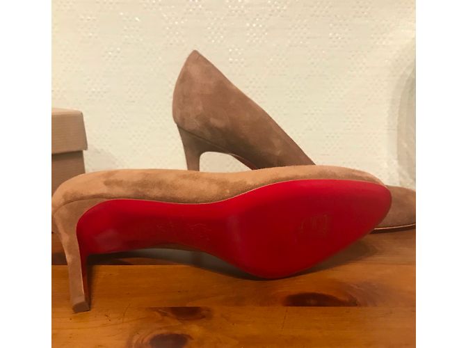 Décolleté Christian Louboutin Simple Pump Suede Caramello - vista 3