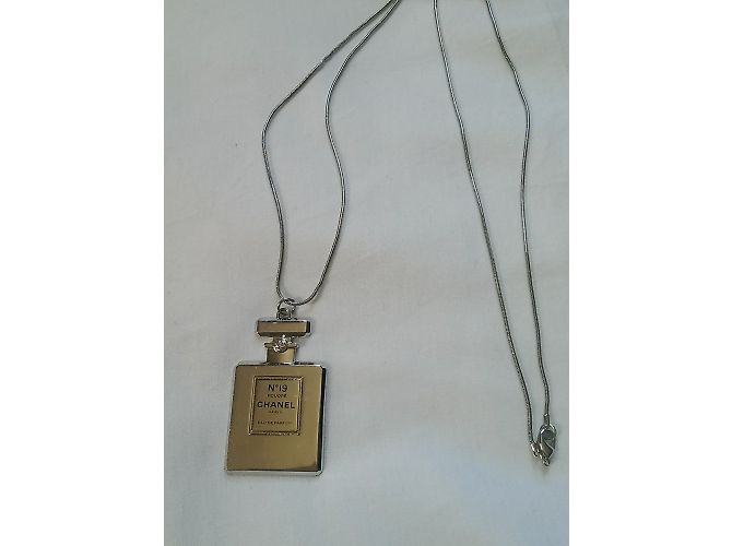 Collana Chanel Ciondolo a forma di vaso N ° 19 Argento - vista 3