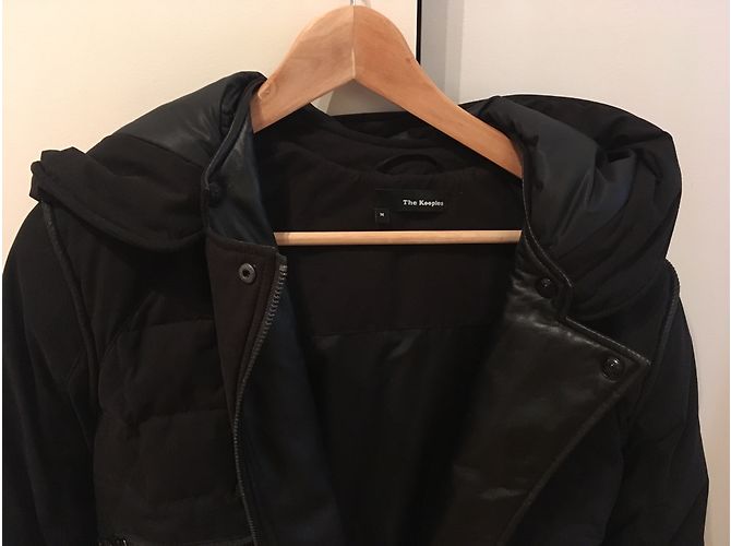 Chaqueta de plumón negra The Kooples con cuello de piel de cordero - vista 3