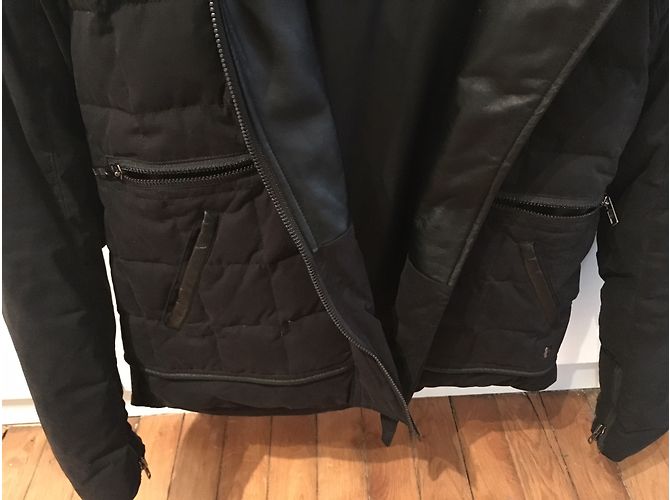Chaqueta de plumón negra The Kooples con cuello de piel de cordero - vista 4
