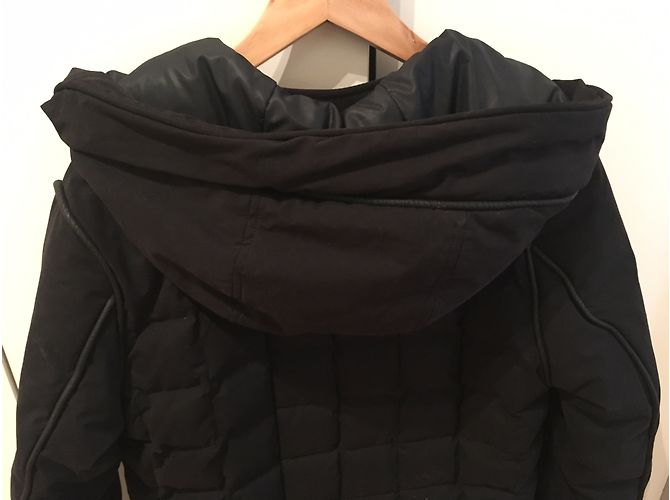 Chaqueta de plumón negra The Kooples con cuello de piel de cordero - vista 5