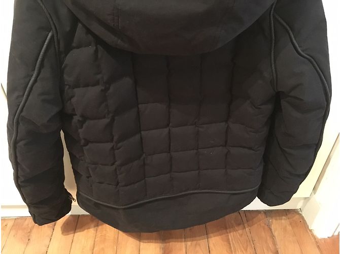 Chaqueta de plumón negra The Kooples con cuello de piel de cordero - vista 6