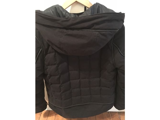 Chaqueta de plumón negra The Kooples con cuello de piel de cordero - vista 7