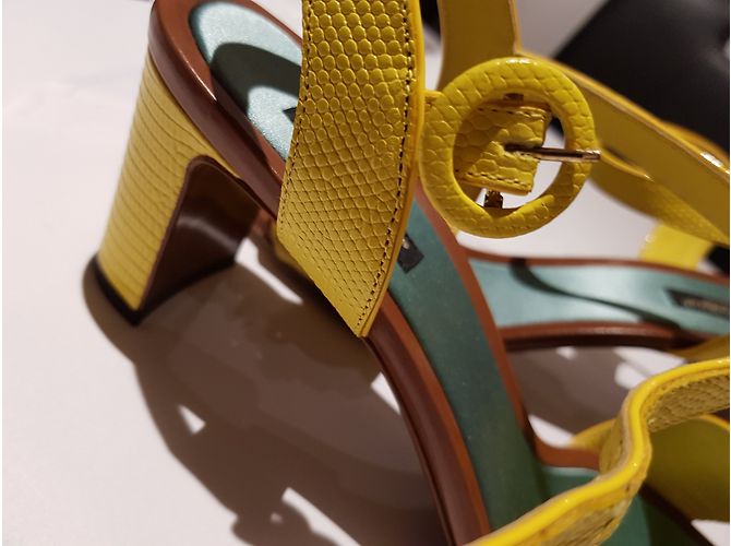 Dolce & Gabbana sandali in pelle di coccodrillo con conchiglie - vista 7