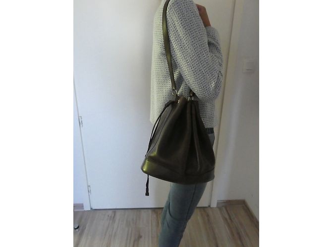 Bolso tipo saco Hermès Market cuero marrón oscuro - vista 6