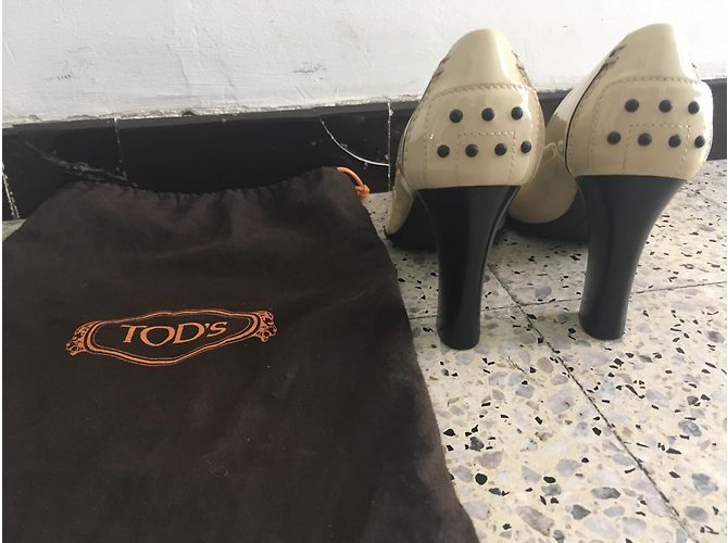 Tod's Pumps aus Lackleder Beige - Ansicht 3