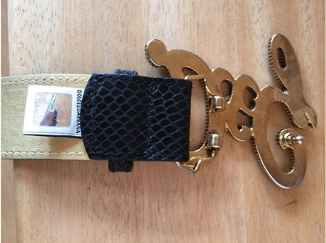 Dolce & Gabbana Gürtel aus schwarzem Leder mit lila Strass Schnalle - Ansicht 4