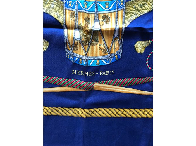 Sciarpa Hermès in seta blu oro blu navy 90x90 D'oro - vista 3