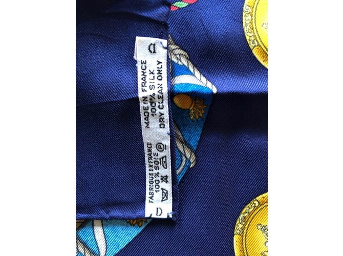 Sciarpa Hermès in seta blu oro blu navy 90x90 D'oro - vista 7