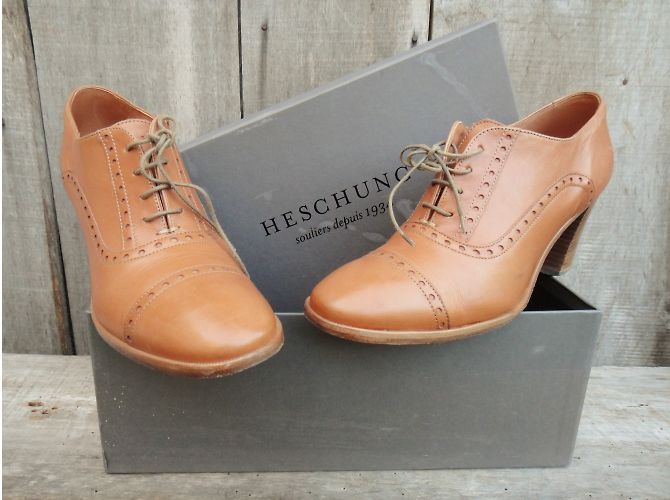 Brogues con tacco Heschung in pelle color caramello - vista 3