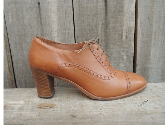 Brogues con tacco Heschung in pelle color caramello - vista 4