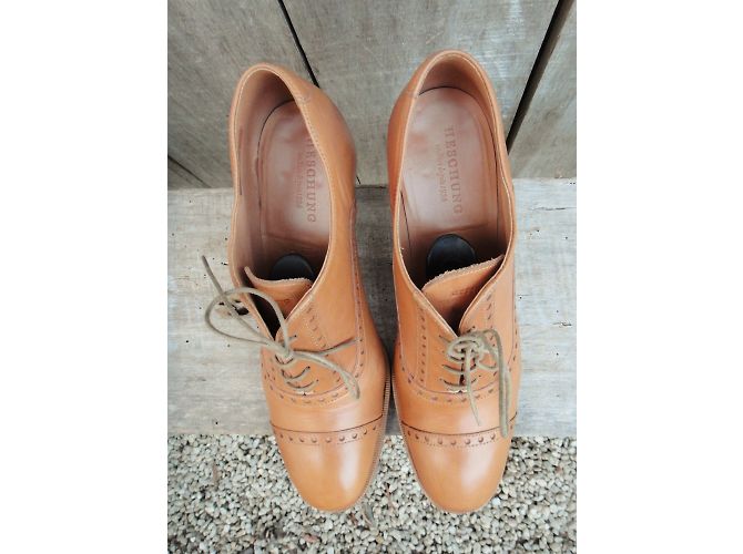 Brogues con tacco Heschung in pelle color caramello - vista 5