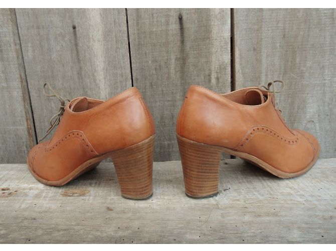 Brogues con tacco Heschung in pelle color caramello - vista 7