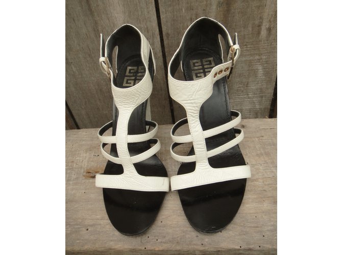 Sandali Givenchy in vernice bianco - vista 3