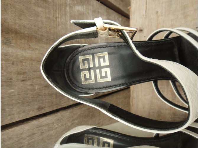 Sandali Givenchy in vernice bianco - vista 4